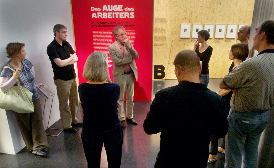 Wolfgang Hesse fü durch die Ausstellung Auge des Arbeiters im Stadtmuseum Dresden